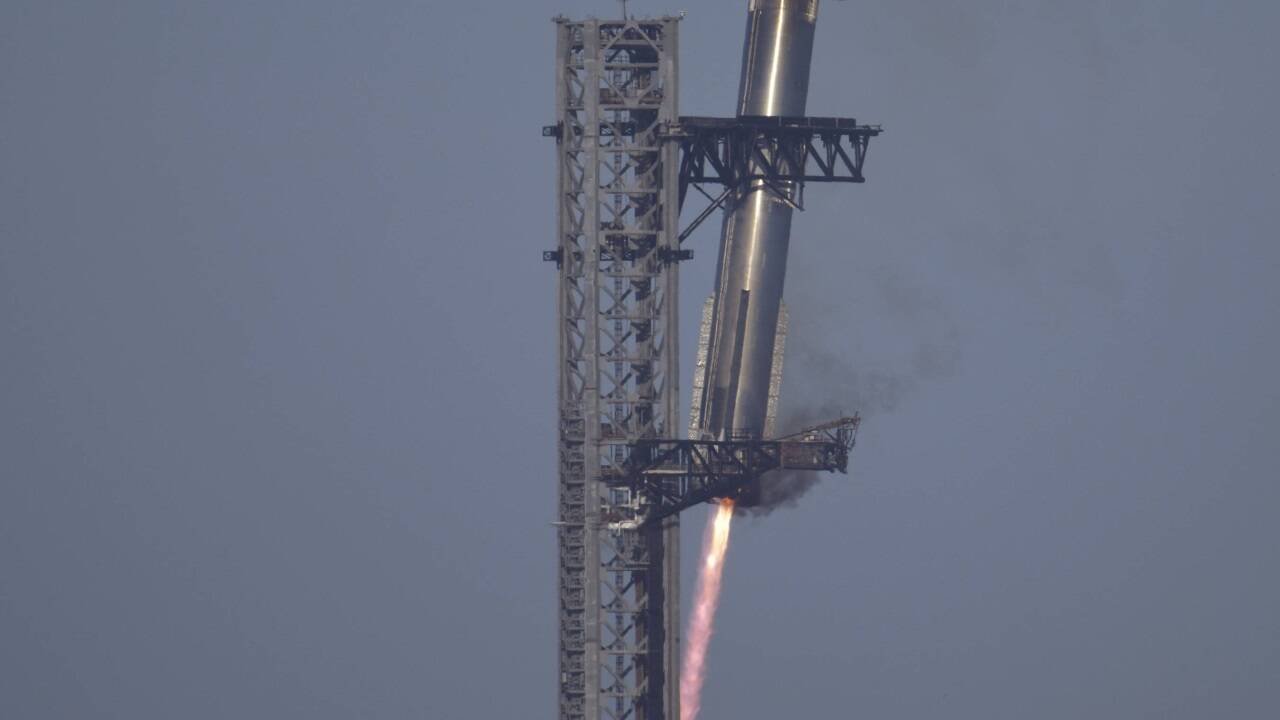 Wiederauffangen der unteren Raketenstufe gelungen 