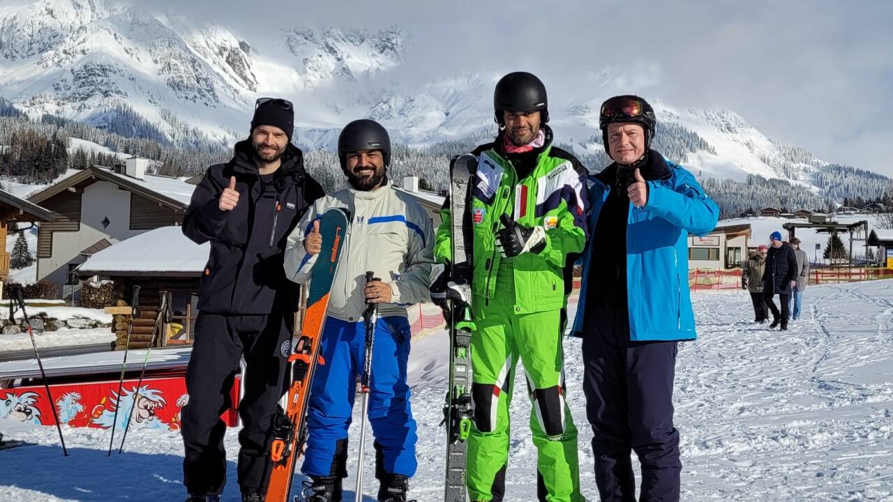 International auch in der Freizeit (v. l.): Die Eurofunk-Kollegen Robert Huemer, Al Riyami Ammar und Al-Darmaki Mansoor (beide Servicetechniker aus Oman) sowie Martin Isak.<br /> 