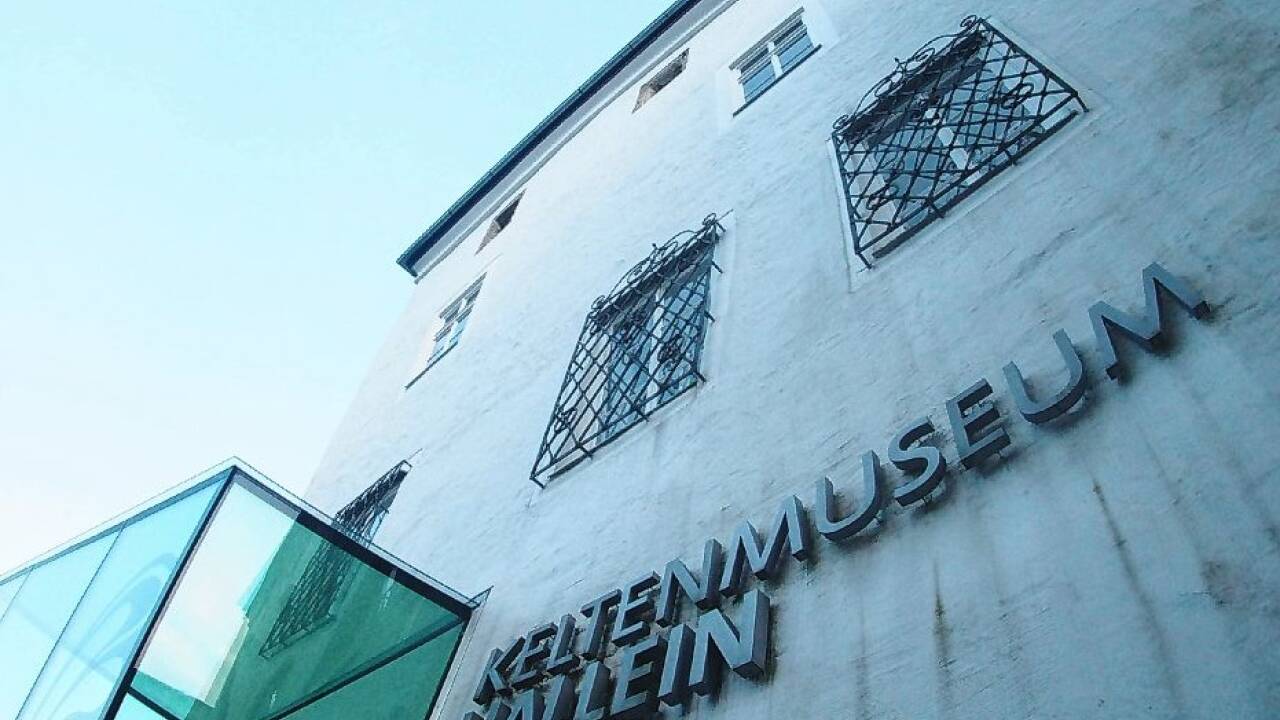 Die Idee eines Dachbodenausbaus begleitet das Keltenmuseum seit der Übersiedlung an den heutigen Standort 1970, schaffte es aber bis nie ins Stadium konkreter Einreichpläne. Die Idee eines Dachbodenausbaus begleitet das Keltenmuseum seit der Übersiedlung an den heutigen Standort 1970, schaffte es aber bis nie ins Stadium konkreter Einreichpläne.