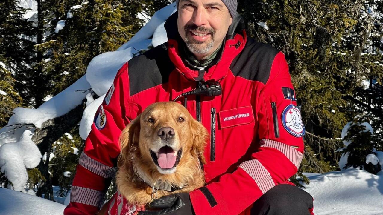 Rotkreuz-Suchhundeführer Roland Seer mit seinem Golden Retriever Forrest. Rotkreuz-Suchhundeführer Roland Seer mit seinem Golden Retriever Forrest.