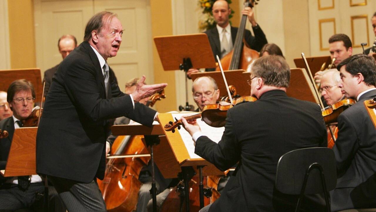 Nikolaus Harnoncourt beim Festakt zu Mozarts 250. Geburtstag 2006 in der Stiftung Mozarteum 