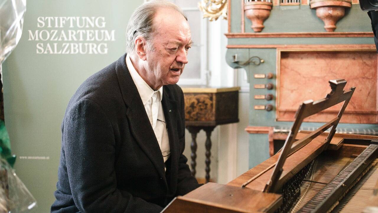 Nikolaus Harnoncourt bei der Verleihung der Mozart-Medaille 2011 