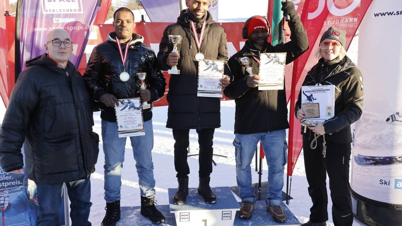 Organisator Erwin Himmelbauer (links) mit den schnellsten Rodlern: Cherinet Joel Adugna (Äthiopien) gewinnt vor Mengstea Debesay Gebremeskel (Äthiopien) und Reuben Okechukwu (Nigeria). 