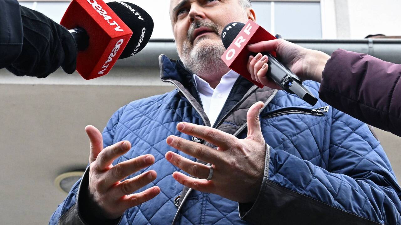 Landeshauptmann Doskozil war bereits am Vormittag bei der Stimmabgabe in Oberwart ein begehrter Interviewpartner. Landeshauptmann Doskozil war bereits am Vormittag bei der Stimmabgabe in Oberwart ein begehrter Interviewpartner.