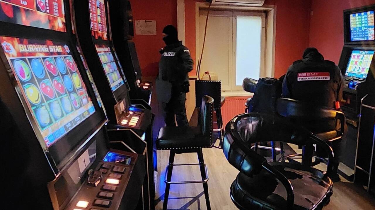 Razzia der Finanzpolizei in der Stadt Salzburg im April 2023. Die meisten Geräte österreichweit werden in Salzburg beschlagnahmt. Das Bundesland gilt als „Glücksspiel-Hochburg“. 