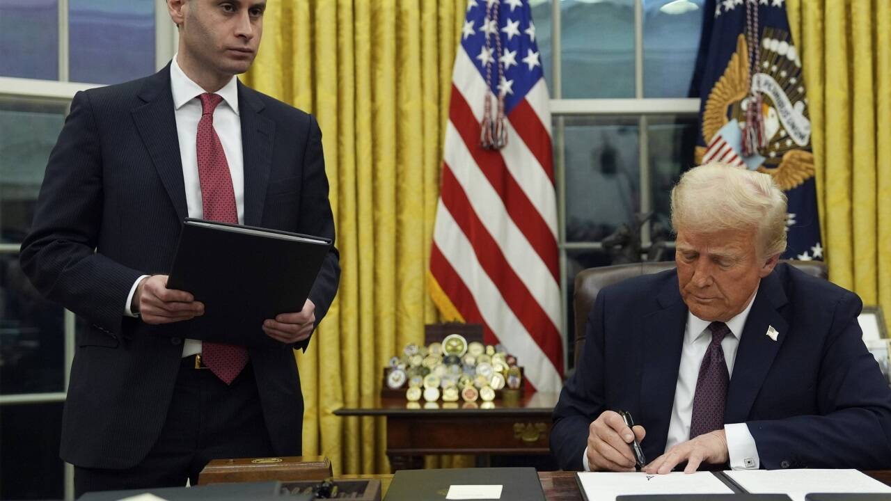 Trump unterzeichnete im Oval Office die ersten Dekrete. Trump unterzeichnete im Oval Office die ersten Dekrete.