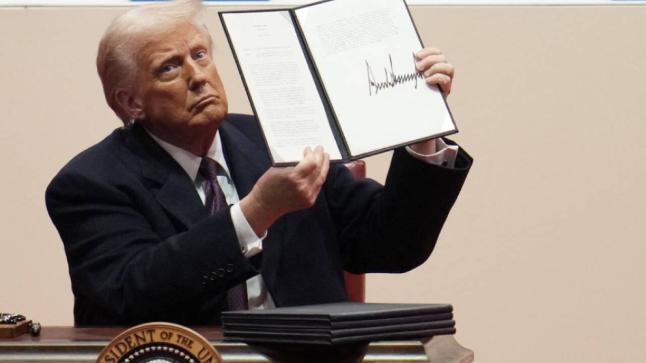 Donald Trump unterzeichnete als neuer US-Präsident erste Dokumente 