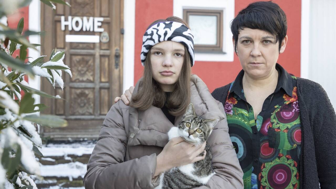 Musikerin Sabina Hank (rechts) mit Tochter Jara und Hauskatze vor ihrer Doppelhaushälfte in Eugendorf. „Wir müssen nun unsere Sachen packen und neu beginnen.“ Musikerin Sabina Hank (rechts) mit Tochter Jara und Hauskatze vor ihrer Doppelhaushälfte in Eugendorf. „Wir müssen nun unsere Sachen packen und neu beginnen.“