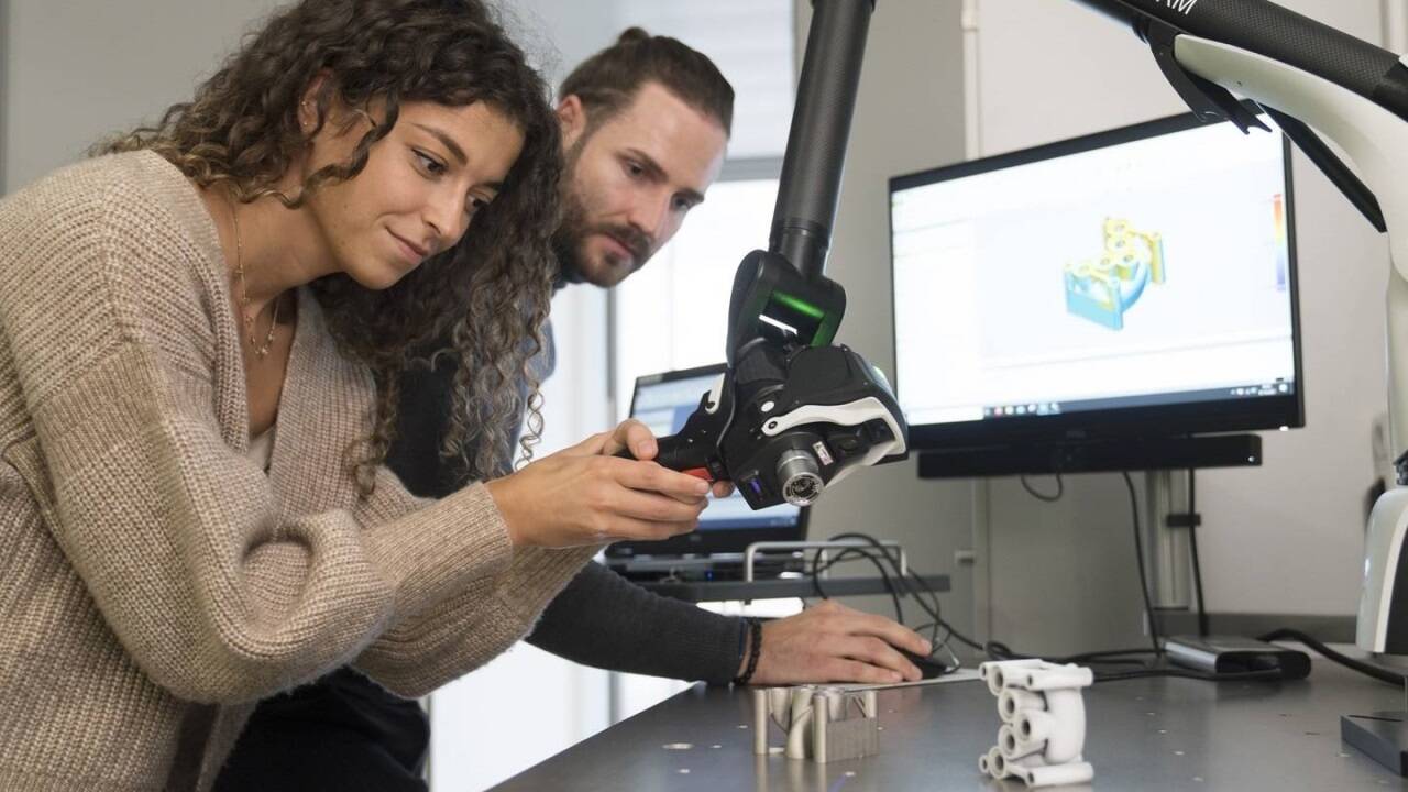 „Bildung soll für alle zugänglich sein“: Der Studiengang Werkstoffwissenschaften und Fertigungstechnik vereint praxisorientierte Inhalte mit flexiblen Lehrformaten, um das Lernen neben dem Beruf zu erleichtern. 