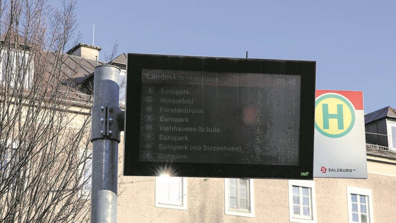 Die Sonne spiegelt: Zu gewissen Tageszeiten sind die Anzeigetafeln gar nicht oder fast nicht lesbar. 