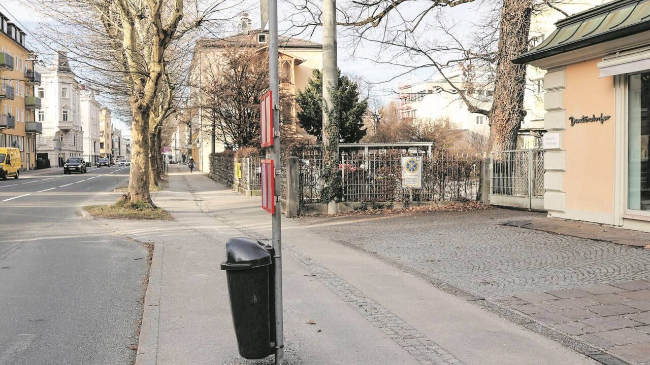 Direkt neben der Haltestelle Reichenhaller Straße verläuft der Radweg. Platz zum Aussteigen bleibt dort nicht viel.  