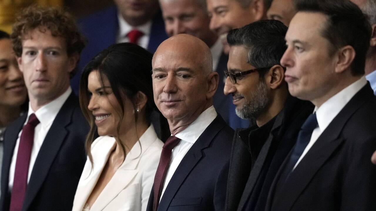 Mark Zuckerberg (Meta), Jeff Bezos (Amazon), Sundar Pichai (Google), Elon Musk (X) bei der Inauguration von Trump am Montag: Die milliardenschweren Tech-Konzern-Bosse suchen die Nähe des neuen US-Präsidenten. 