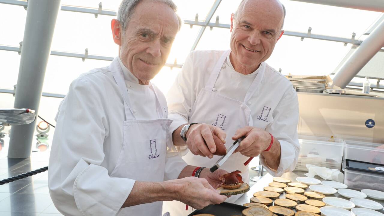 Karl und Rudi Obauer bastelten für die Gäste Tauernroggenkekse und „Besoffenen Saibling“. Karl und Rudi Obauer bastelten für die Gäste Tauernroggenkekse und „Besoffenen Saibling“.