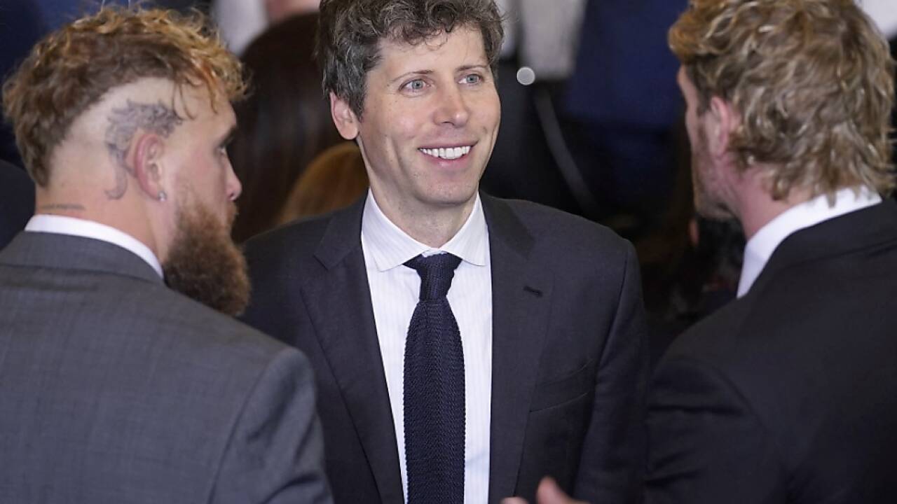 Sam Altman (mittig) führt OpenAI  Sam Altman (mittig) führt OpenAI