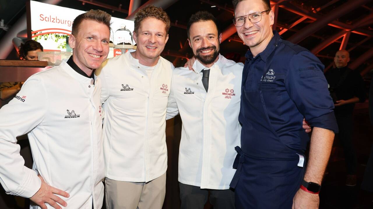 Ebenfalls zwei Sterne: für den Hangar 7 und Senns Restaurant: v.l. Andreas Senn, Martin Klein, Christian Geisler und Martin Ebert. Ebenfalls zwei Sterne: für den Hangar 7 und Senns Restaurant: v.l. Andreas Senn, Martin Klein, Christian Geisler und Martin Ebert.