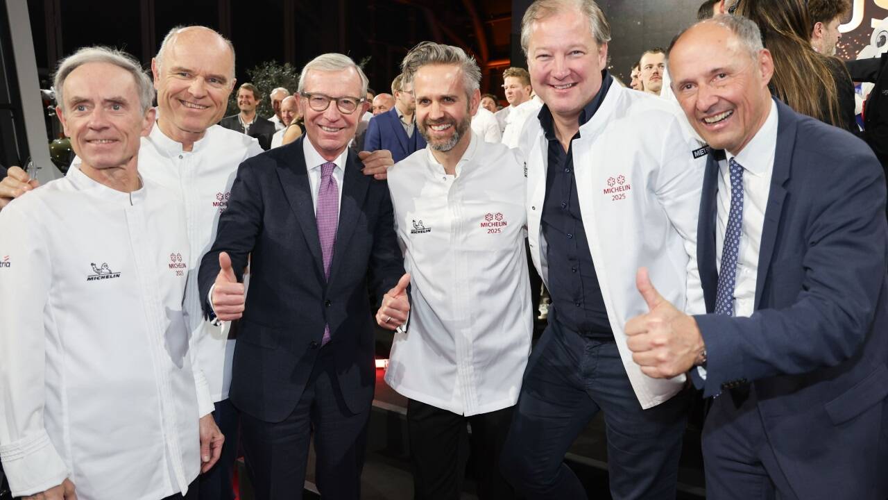 Zwei Sterne für Karl und Rudi Obauer, Vitus Winkler, Andreas Döllerer - mit LH Wilfried Haslauer und SLT Chef Leo Bauernberger. Zwei Sterne für Karl und Rudi Obauer, Vitus Winkler, Andreas Döllerer - mit LH Wilfried Haslauer und SLT Chef Leo Bauernberger.