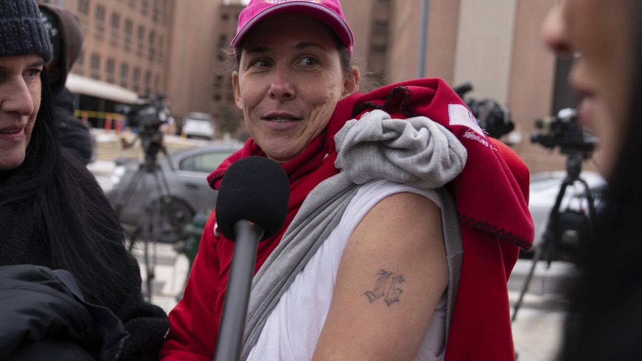 Rachel Powell ist eine von 1500 Begnadigten. Sie zeigt Journalisten nach ihrer Freilassung ihre Tätowierung. J6 steht für den 6. Jänner 2021, den Tag, an dem das US-Kapitol gestürmt wurde.  