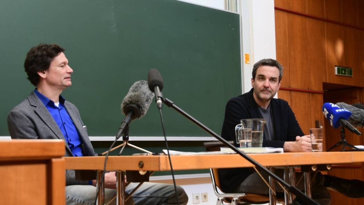 Florian Klenk (r.) im Gespräch mit Thomas Birkner. 