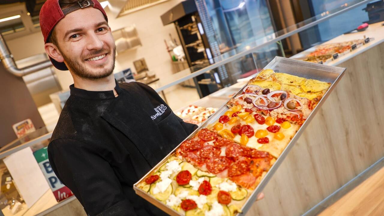Matteo Mincini serviert im Mammozzo rechteckige Pizzen. Matteo Mincini serviert im Mammozzo rechteckige Pizzen.