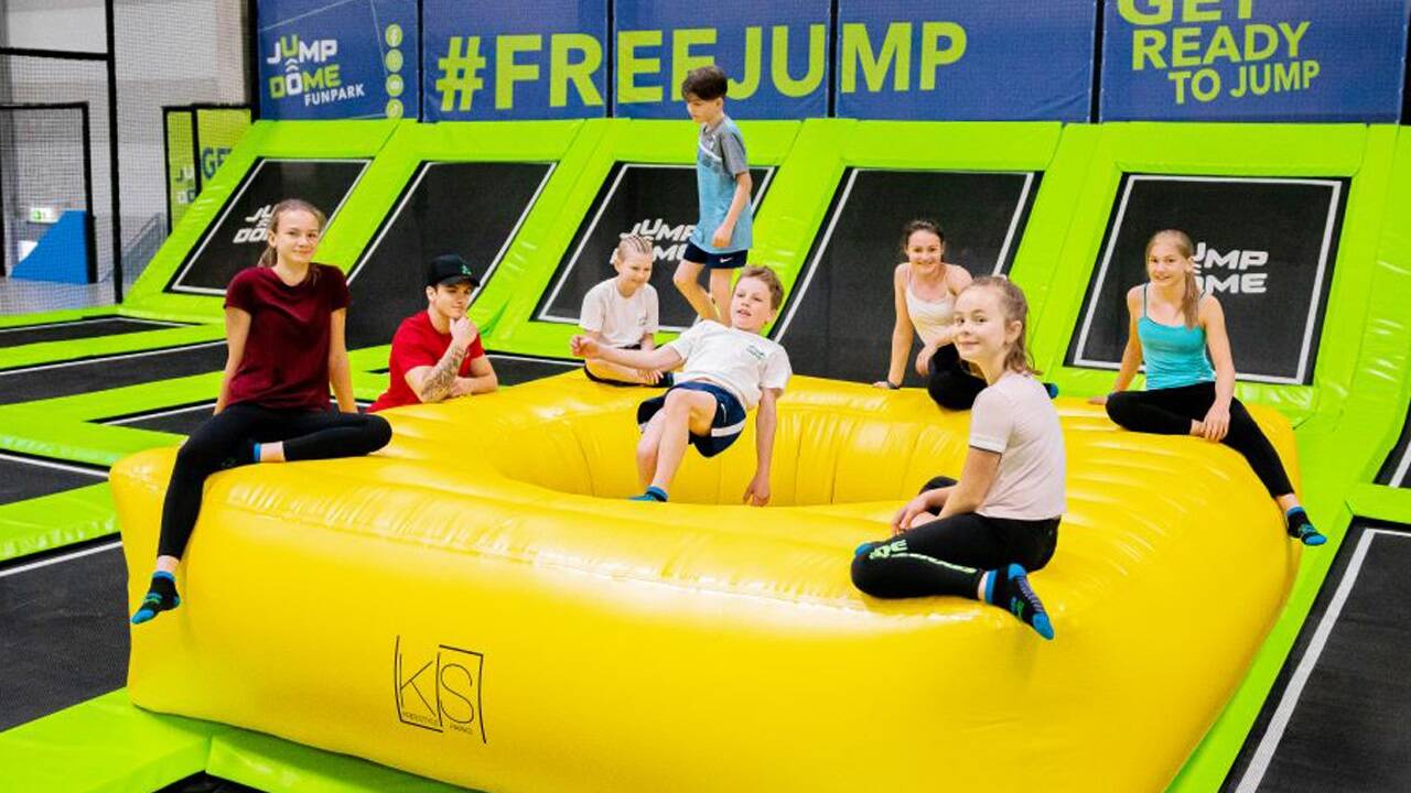 Springen Sie ins Vergnügen im JUMP DOME Salzburg. 