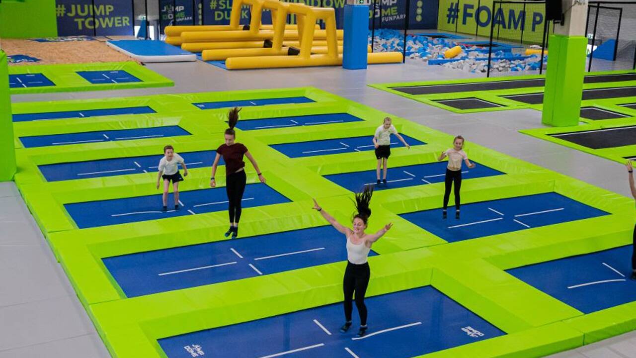 Springen Sie ins Vergnügen im JUMP DOME Salzburg. 