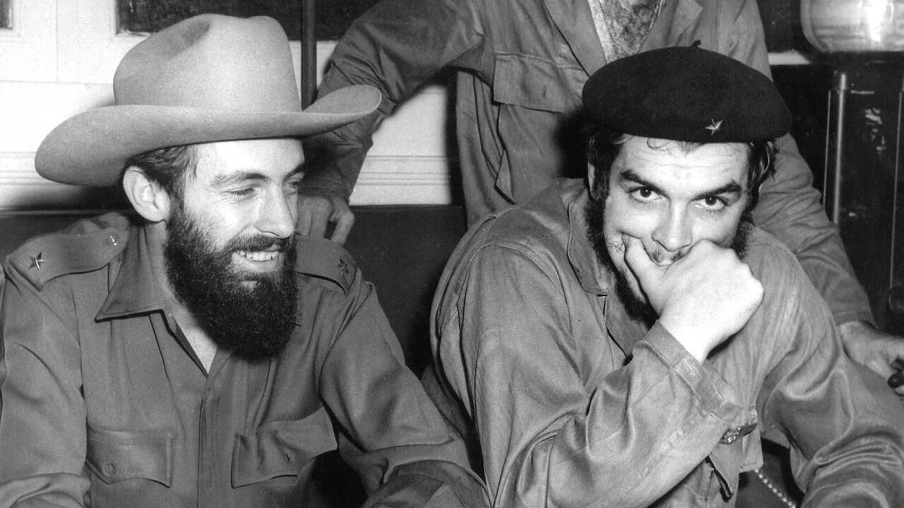 Che Guevara (l.) im Gespräch mit dem kubanischen Revolutionär Camilo Cienfuegos. 