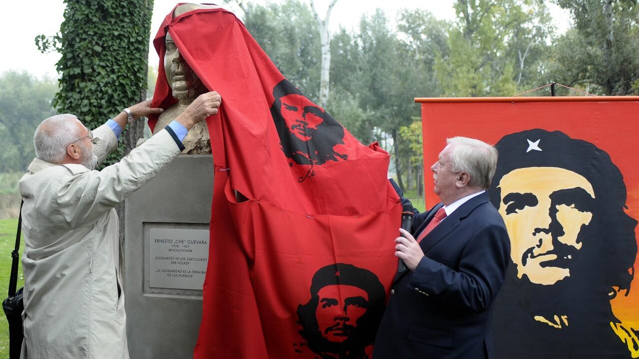 Enthüllung einer Che-Guevara-Büste im Wiener Donaupark im Jahr 2008. 