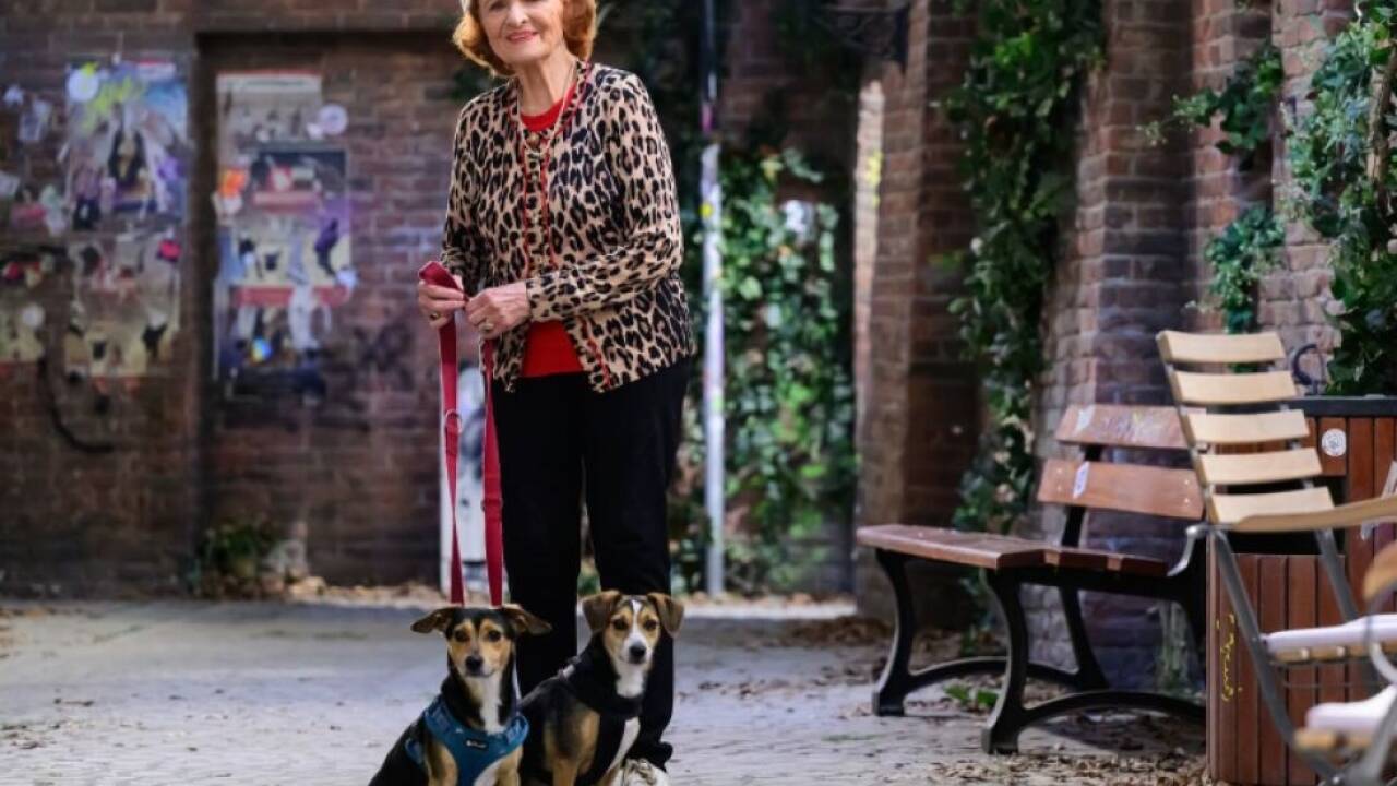 Brigitte Antonius und ihre beiden Hunde  Brigitte Antonius und ihre beiden Hunde
