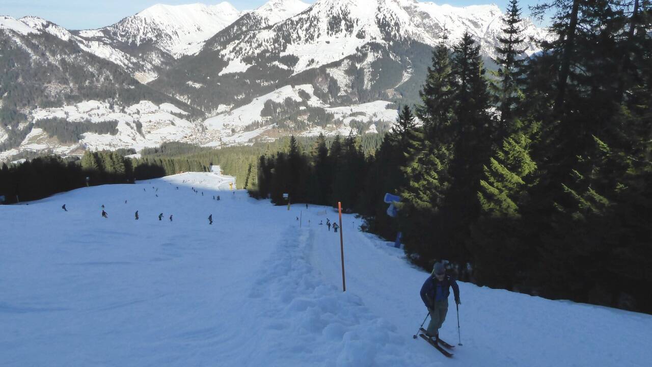 Klare Verhältnisse: Aufstieg rechts, Abfahrt links. Im Hintergrund Gamsfeld und Braunedel.  