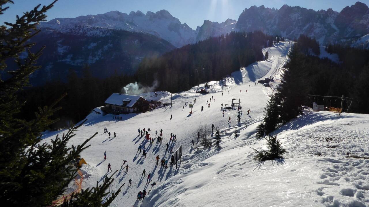 Der Blick vom Hornspitz-Gipfel in Richtung Gosaukamm (rechts) und Dachstein.  