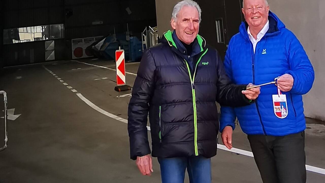 Schlüsselübergabe im Recyclinghof: Johann Mödlhamer und Bgm. Konrad Pieringer (r.). Schlüsselübergabe im Recyclinghof: Johann Mödlhamer und Bgm. Konrad Pieringer (r.).