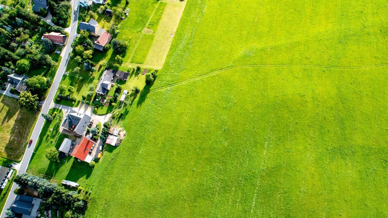 Wer Bauland hortet, muss zahlen: Diese Strategie verfolgt das Land Salzburg mit der Infrastrukturabgabe (Infrastrukturbereitstellungsbeitrag). Erstmals wurde die Abgabe eingehoben – doch liegen noch nicht von allen Gemeinden Zahlen vor. 
