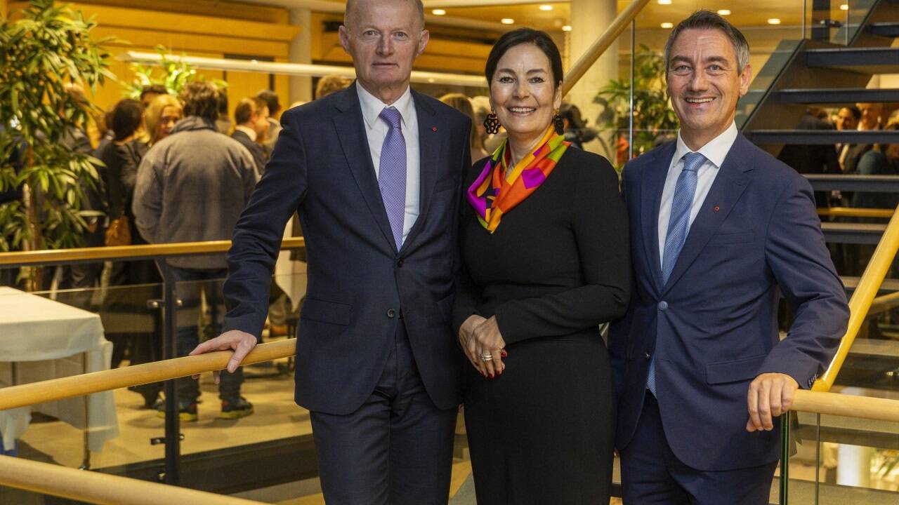 Franz Gasselsberger, Generaldirektor der Oberbank, mit der scheidenden Direktorin Petra Fuchs. Roland Schmidhuber (rechts im Bild) übernahm die Leitung des Geschäftsbereichs der Oberbank in Salzburg.  