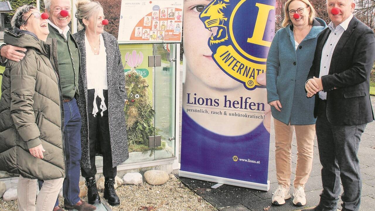Die Leiterinnen des Seniorenheims Seekirchen, Gabriele Groisinger (l.) und Sandra Menneweger (3. v. l.), freuen sich mit Nico Zaruba (2. v. l.), Lions-Präsident Christof Mitterndorfer (r.) und „Rote Nasen“-Regionalleiterin Sabine Kranebitter über das neue Angebot in ihrem Haus. 