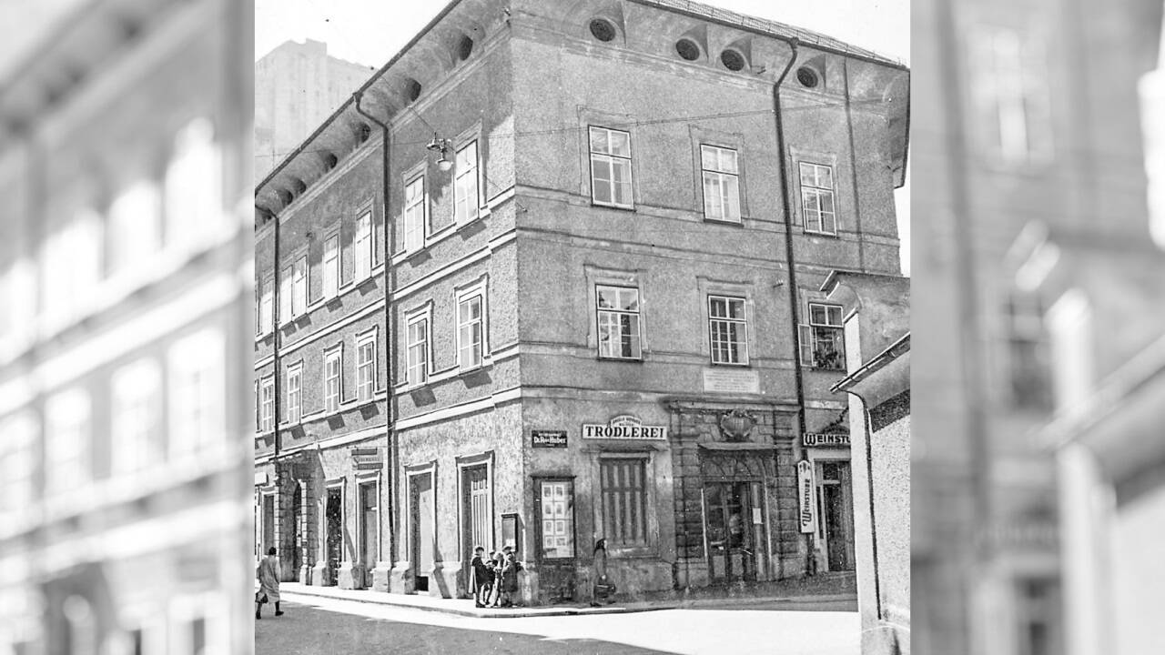 Der ehemalige Salmannsweilerhof, später auch Graf-Thun-Kanonikalhaus genannt, aufgenommen im Paracelsusjahr 1941.  