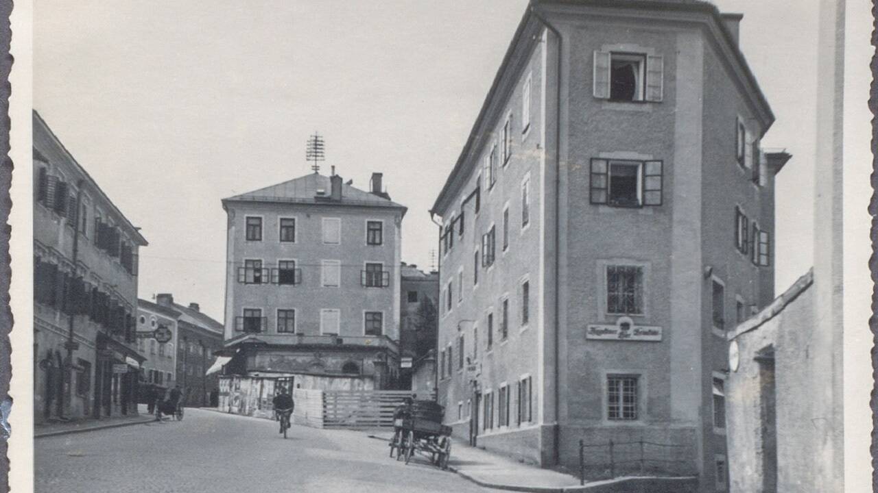 Der „Bärenwirt“, aufgenommen beim Baubeginn des benachbarten Hauses Müllner Hauptstraße 8a im Jahr 1936. 