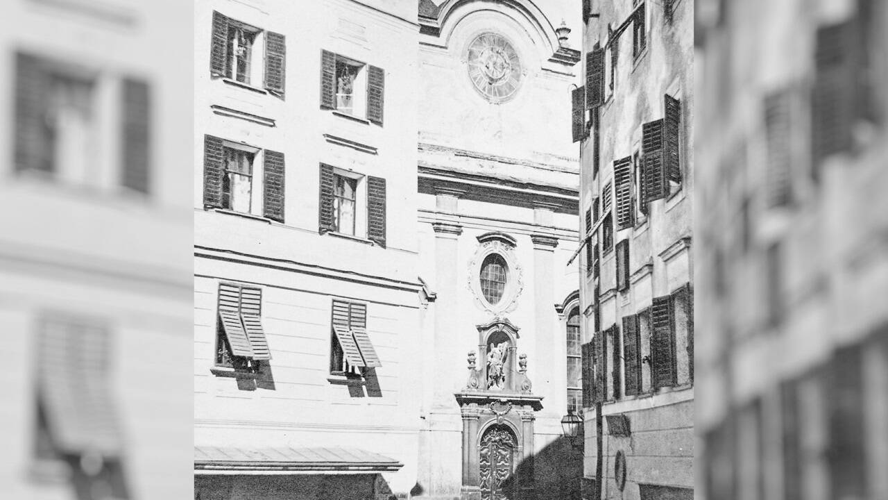 Die barocke St.-Andrä-Kirche an der Linzer Gasse, aufgenommen kurz vor Beginn des Abbruchs im Jahr 1861. Links das 1908 zur Straßenverbreiterung abgetragene „Zellereck“, Platzl 2, rechts das Paracelsus-Haus, Platzl 3. 