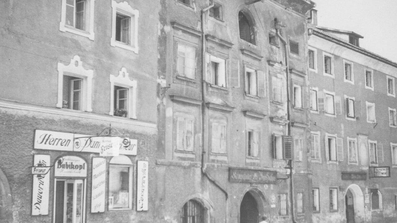 Die Häuser Müllner Hauptstraße 29, 31 und 33 um 1940. Rechts der im Krieg zerstörte „Kierlwirt“, in der Bildmitte der „Krimpelstätter“ und links ein Frisiersalon im Haus Nr. 29, das damals auch Franz Wannebauers Café „Flora“ beherbergte. 