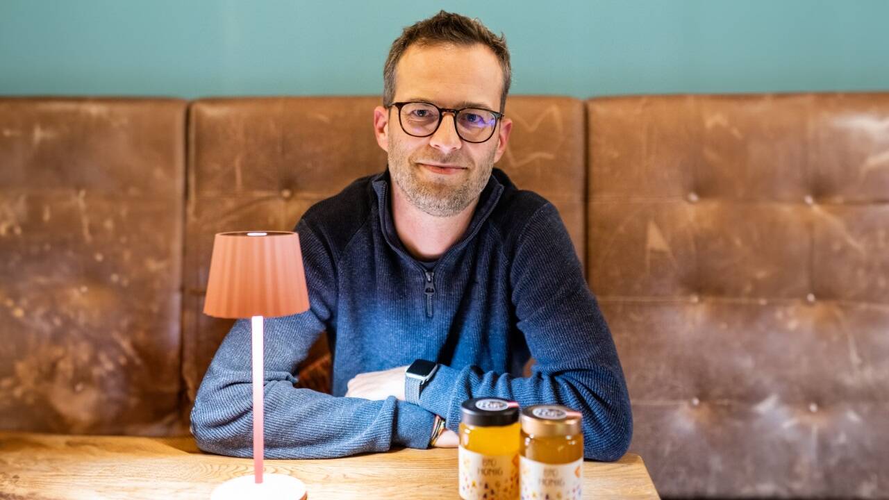  Daniel Pfeifenberger machte sich mit der Marke Bienenlieb einen Namen – bis es zur Insolvenz kam. Nun geht er als Mitarbeiter einer Agentur neue Wege. 