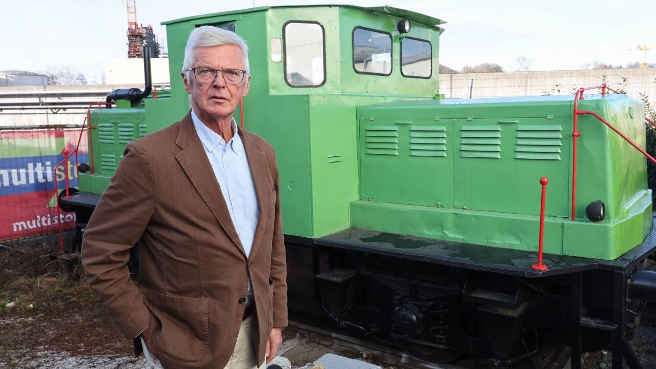 2023 hat Eduard Mainoni die 1950 in der ehemaligen Salzburger Lokomotivmanufaktur Gebus gebaute und danach in Kärnten eingesetzte Lok zurück nach Salzburg geholt und restaurieren lassen. Hinter der Mauer auf dem Nachbargrundstück befindet sich das Tanklager eines Seveso-Betriebs. 