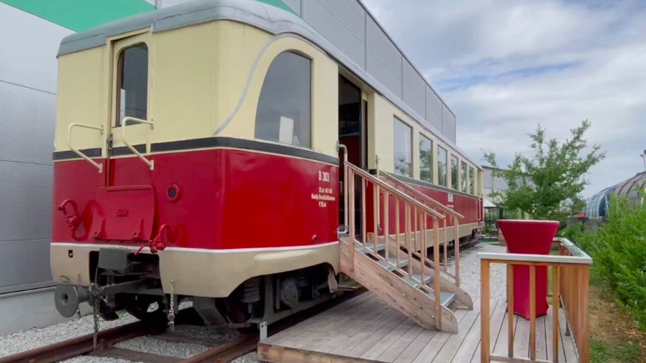 Dieser 24 Tonnen schwere Lokalbahn-Waggon steht auf einem 20 Meter langen Gleis auf einem Grünstreifen vor der Firma Multistorage von Eduard Mainoni.  