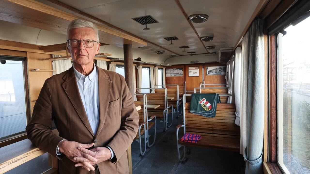 Eduard Mainoni im Lokalbahn-Waggon. Seit einer baupolizeilichen Überprüfung im April 2024 nutzt er ihn nicht mehr für private Führungen.  