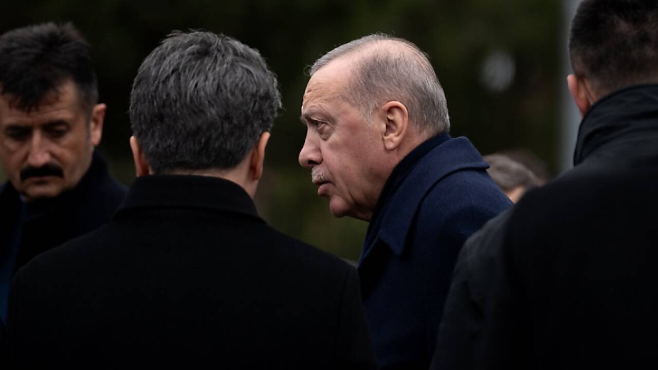 Präsident Erdogan beim Begräbnis eines der Opfer 