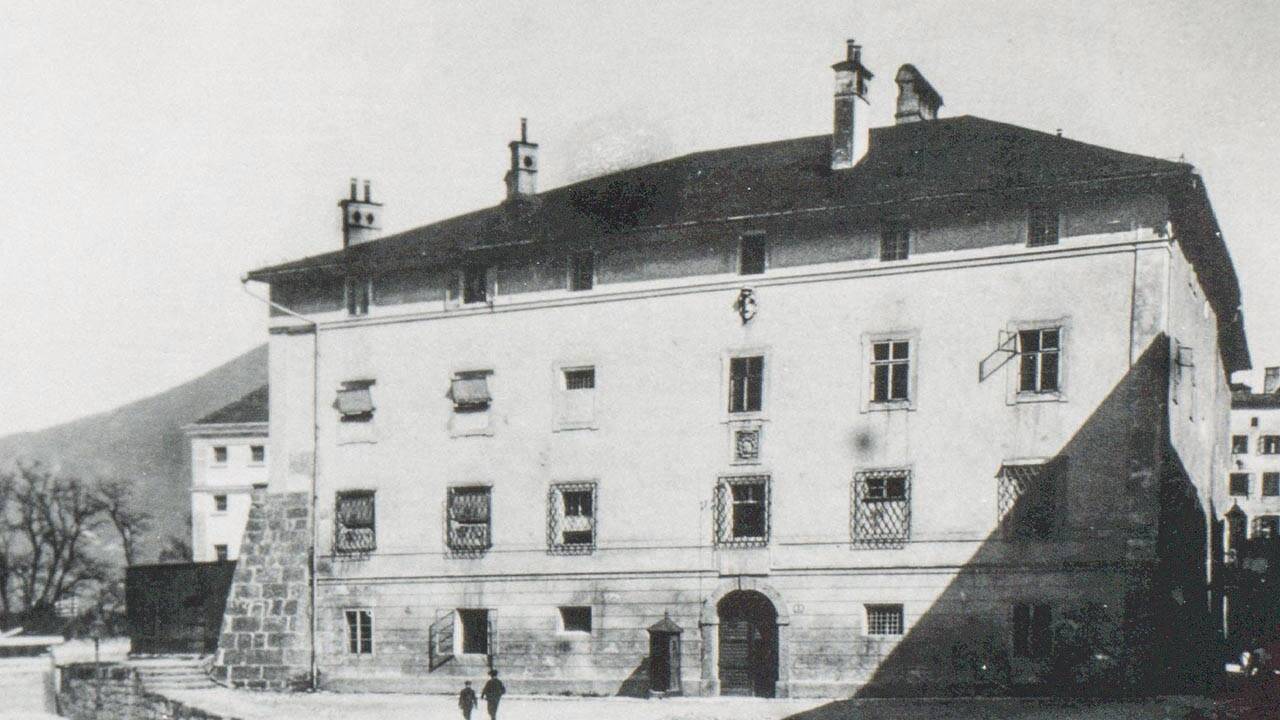 Die Fronfeste kurz vor dem Abriss 1906, im Hintergrund ist das in Bau befindliche neue Justizgebäude zu sehen. 