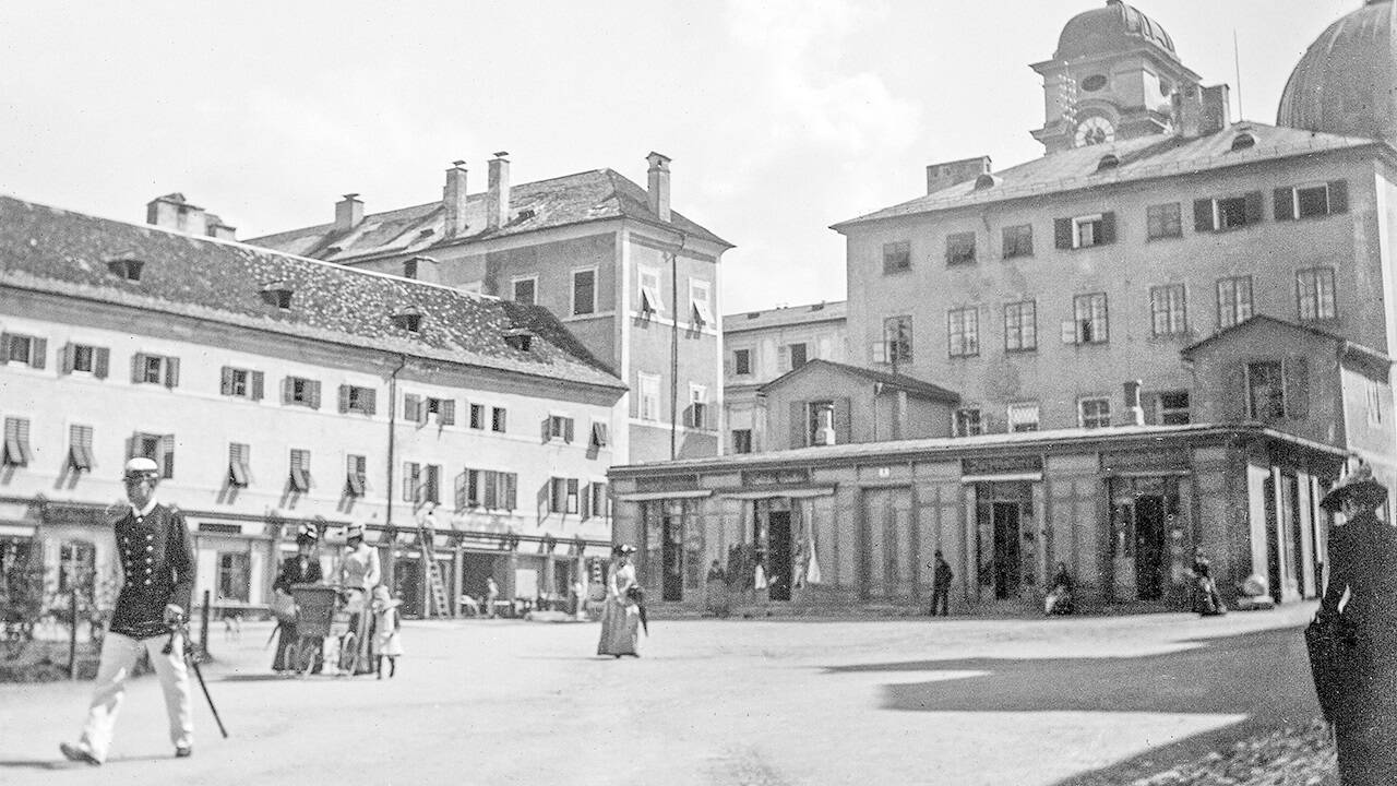Das Städtische Leihhaus am oberen Makartplatz verdeckte weitgehend den Blick zur Dreifaltigkeitskirche, Aufnahme vom 13. Juli 1891. 