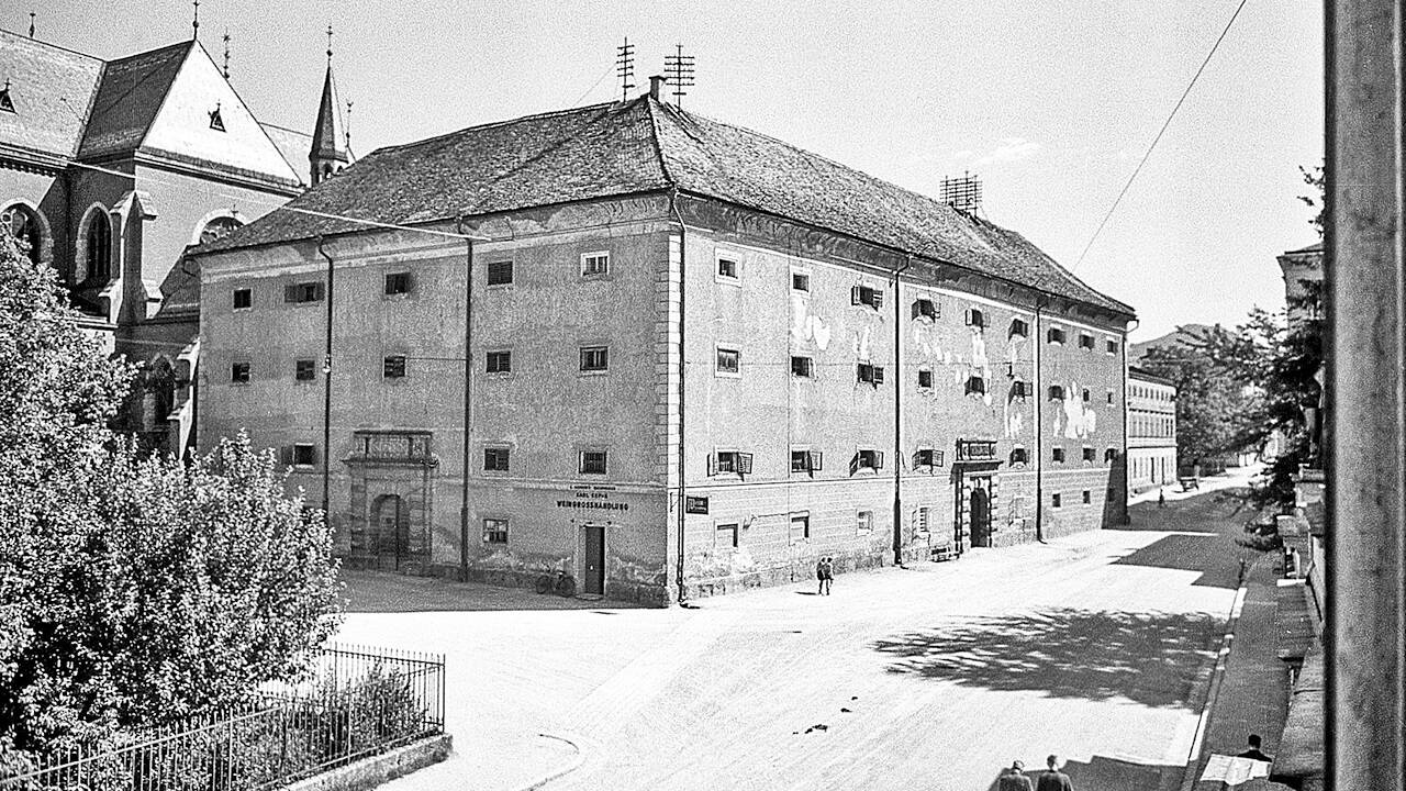 Die Schranne, aufgenommen am 21. Juli 1943, im Hintergrund links die Andräkirche. 