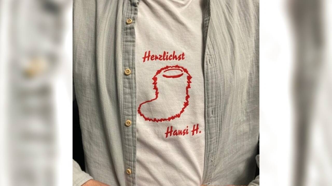 SN-Popcaster Clemens Panagl trägt stolz sein T-Shirt eines gewissen Hansi H. 