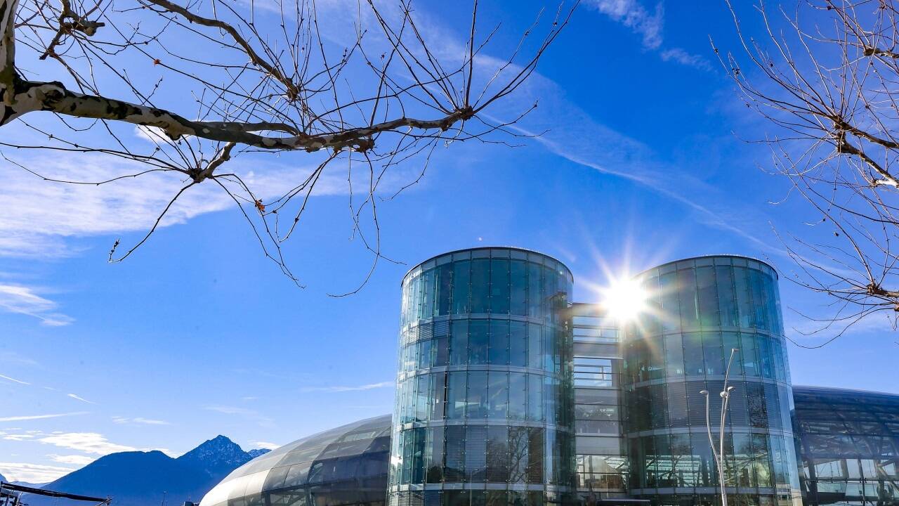Der Hangar-7 von Red Bull am Salzburger Flughafen wird seit 20. Jänner saniert. Anfang Juni ist die Wiedereröffnung geplant.  