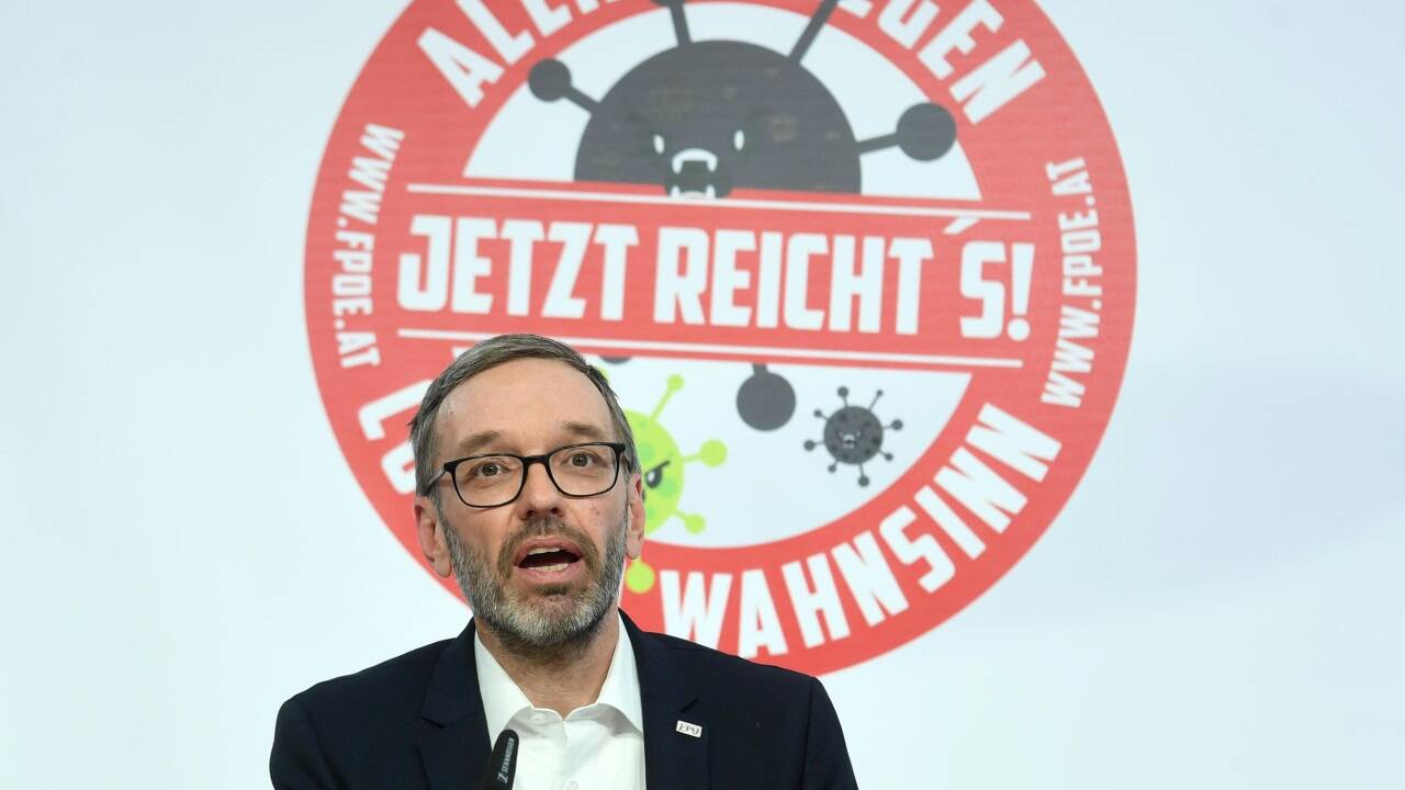 Herbert Kickl 2020 anlässlich einer Pressekonferenz der FPÖ „Allianz gegen den Corona-Wahnsinn“ in Wien. Herbert Kickl 2020 anlässlich einer Pressekonferenz der FPÖ „Allianz gegen den Corona-Wahnsinn“ in Wien.