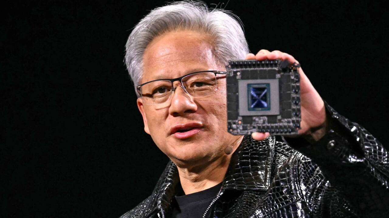 Der Vorstandschef von Nvidia, Jensen Huang, präsentiert einen Chip seines Unternehmens. 
